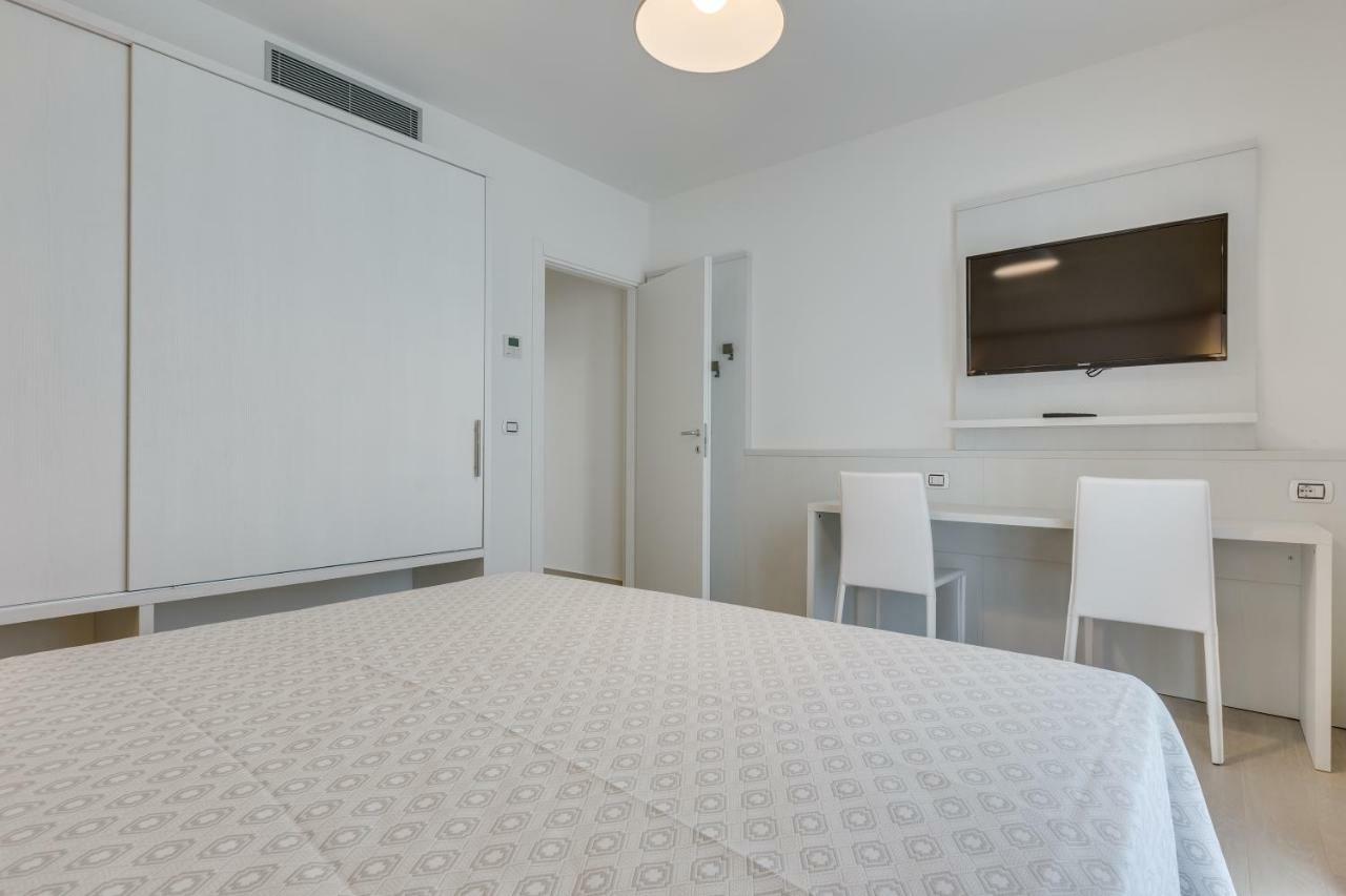 Apartaments Suites Ambassador カオルレ エクステリア 写真