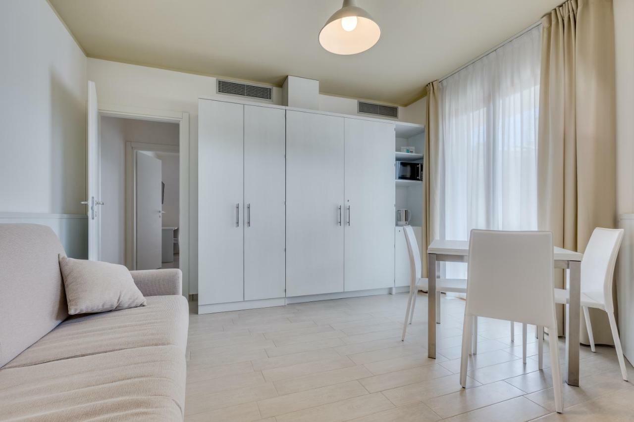 Apartaments Suites Ambassador カオルレ エクステリア 写真